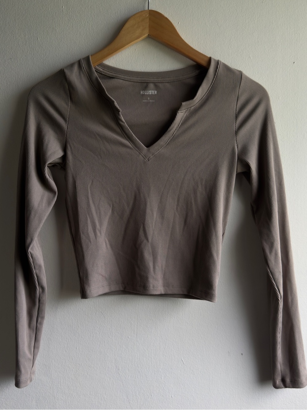 Hollister Long Sleeve Cropped Top (ribbed)